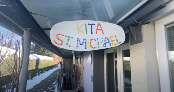 Schild des Kindergartens St. Michael Peiting | © Caritas München und Oberbayern